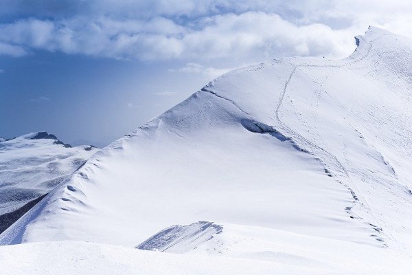 瑞士采尔马特的雪山边。