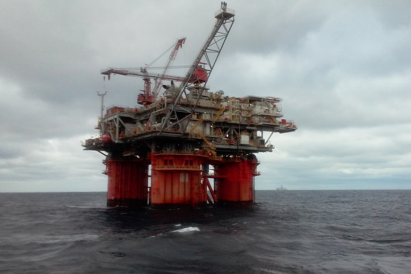 海洋中的石油钻井平台。