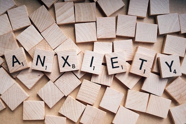用拼字板拼出的“焦虑”这个词。