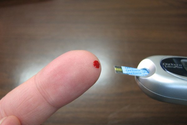 图为手指刺血检测血糖监测