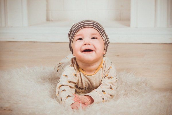 一个微笑的婴儿的照片