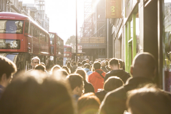 伦敦繁忙街道上的人群。