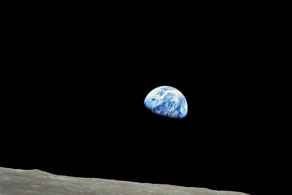 从月球表面拍摄的地球图像
