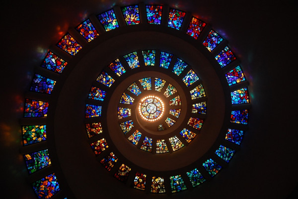 由不同的彩色玻璃窗组成的螺旋形