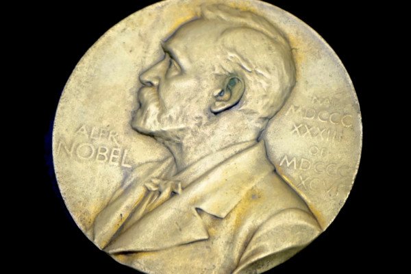 黑色背景上的诺贝尔奖奖牌。