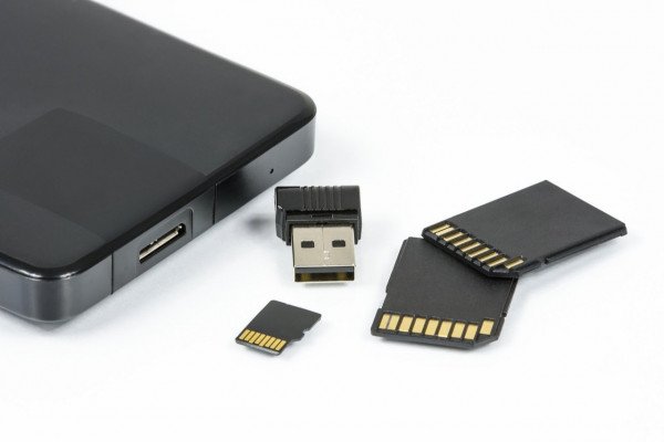 一个硬盘，一个u盘，还有一些SD卡。