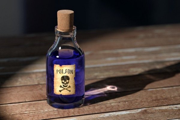 一个瓶子上标有骷髅和交叉的骨头，还有“毒药”这个词，里面装着一种深紫色的液体