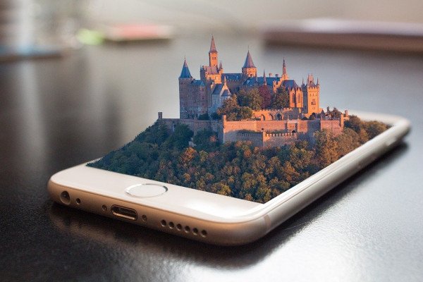 智能手机上的城堡和森林以3D的形式出现在屏幕上。