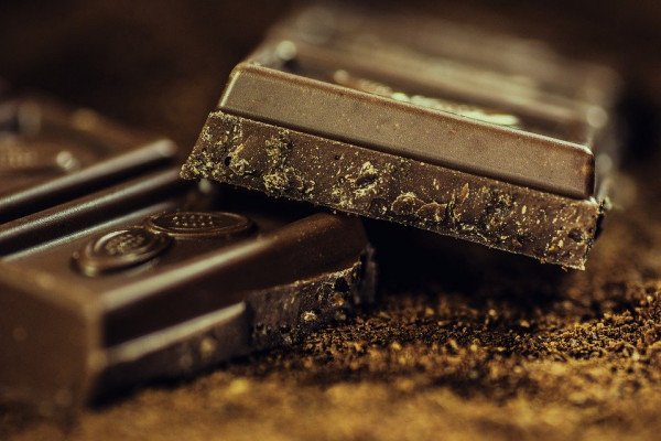 黑巧克力棒的特写。
