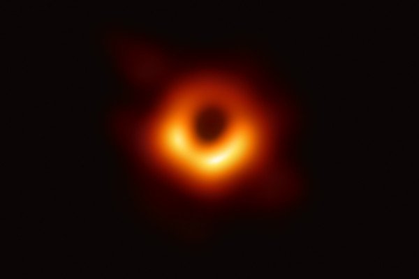 事件视界望远镜(EHT)的研究人员首次公布了梅西耶87星系中心超大质量黑洞的直接视觉证据。