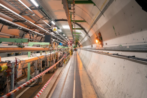 从大型强子对撞机的一个隧道往下看。