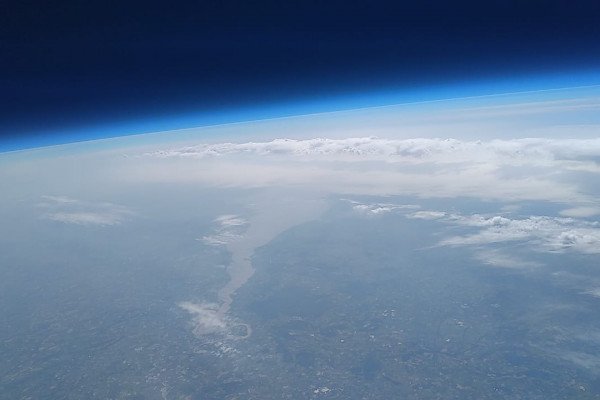 从“裸体科学家”太空气球上俯瞰英国布里斯托尔海峡金宝搏app最新下载