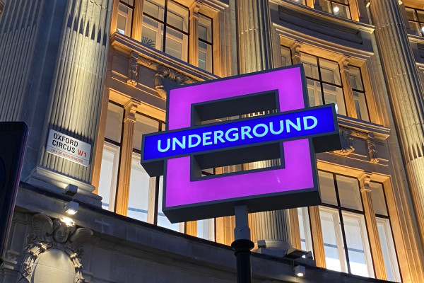 伦敦地铁标志呈方形。