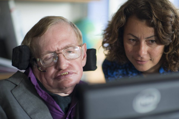 英特尔的拉马·纳赫曼(Lama Nachman)与斯蒂芬·霍金(Stephen Hawking)合作开发他的语音系统