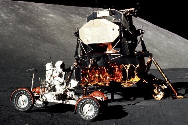 登月车和着陆器在月球表面
