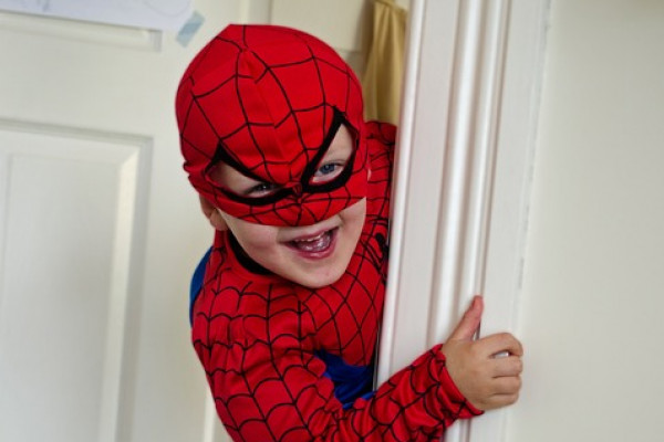 穿着蜘蛛侠服装的男孩
