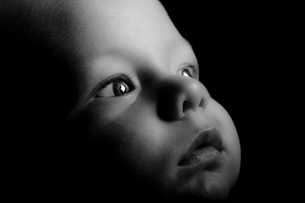 婴儿脸部的黑白特写照片