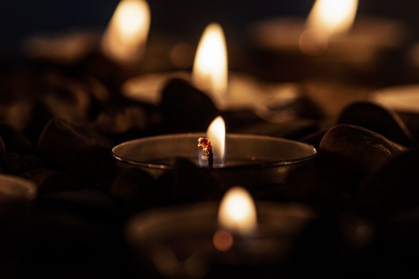 为纪念一个人的逝去而点燃的蜡烛