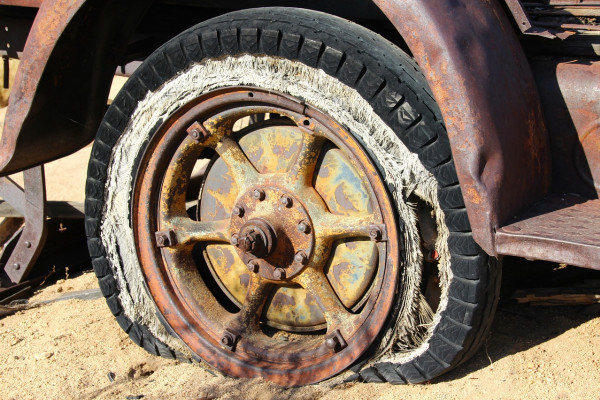 破旧的汽车轮胎。
