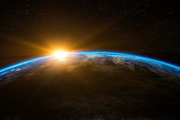 从太空看地球，太阳刚刚开始从地球后面出现
