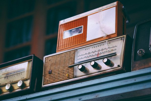 架子上放着一些老式收音机