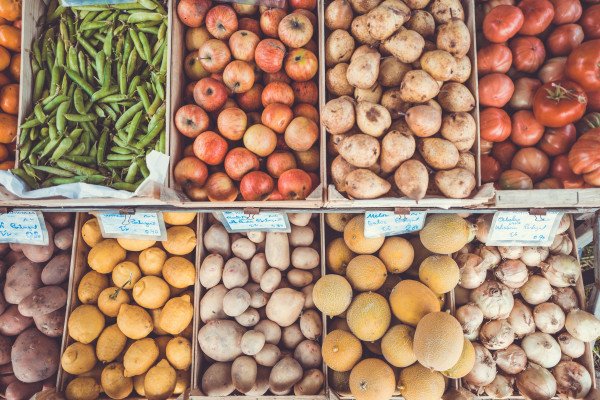 食品市场上的新鲜水果和蔬菜