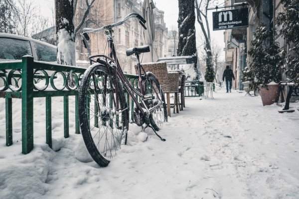 雪地里的一辆自行车