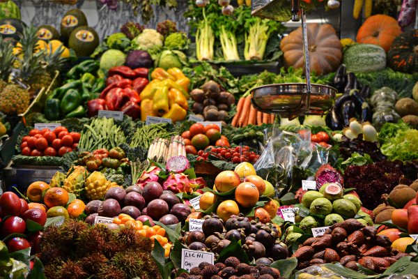 有各种蔬菜的食品市场。