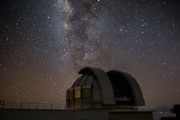 大型天文学望远镜，靠着黑暗的星空。