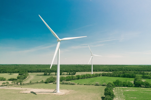 两个风力涡轮机在农村的田地里