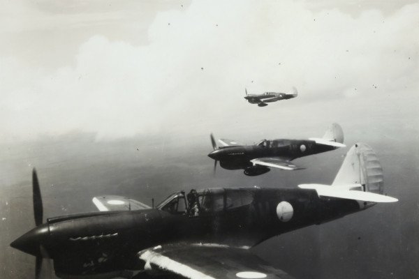 三架二战飞机排成队形