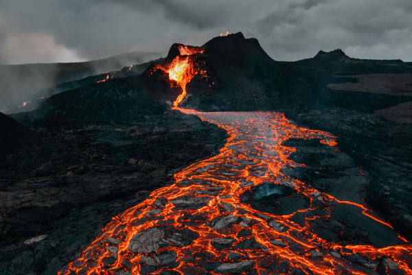 火山爆发后，红色熔岩奔跑