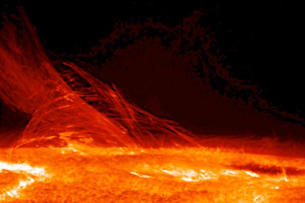 2007年1月12日，日野的太阳光学望远镜拍摄了这张太阳的照片，它揭示了连接不同磁极区域的等离子体的丝状本质。Hinode捕捉到了色球层的动态图像。…
