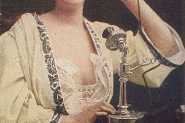 使用电话的妇女，摄于1910年。