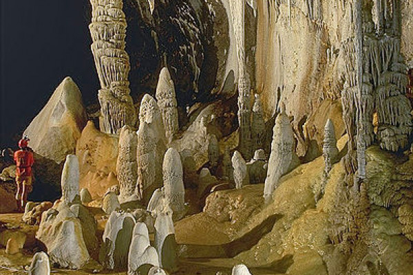 美国新墨西哥州的拉丘吉拉洞穴，池边的石笋、钟乳石和帷幔。