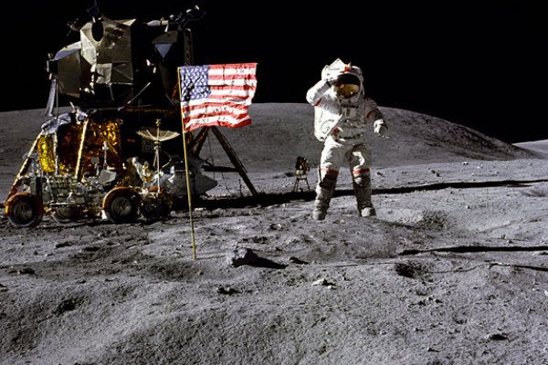 阿波罗16号任务期间，约翰·w·杨在月球上。小查尔斯·m·杜克拍了这张照片。LM猎户座在左边。1972年4月21日