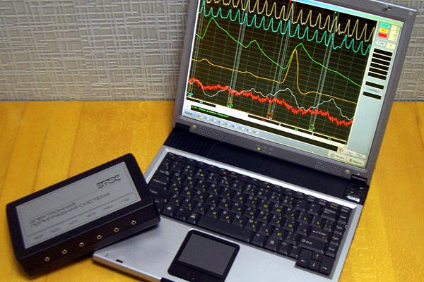 A polygraph running on a laptop