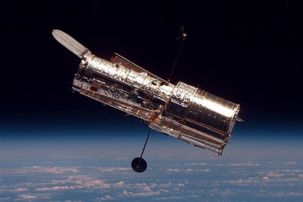 哈勃太空望远镜(HTS)在执行STS-82任务后开始与发现号航天飞机分离。