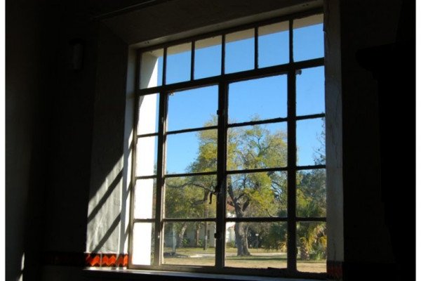 从黑暗的房间向窗外眺望。德克萨斯州圣安东尼奥的萨姆·休斯顿堡(2006年12月)。