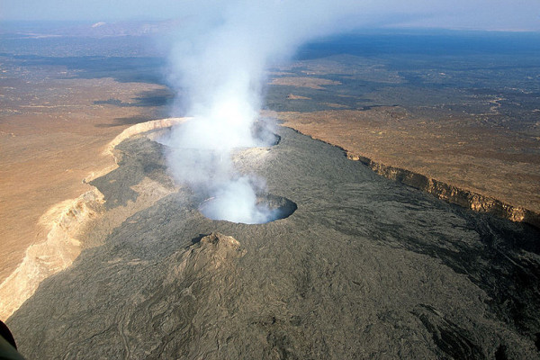 埃尔塔阿勒火山是一座活跃的盾状火山，位于埃塞俄比亚东北部的阿法尔地区。它是埃塞俄比亚最活跃的火山。Erta Ale高613米，山顶有熔岩湖，是世界上仅有的四个熔岩湖之一。