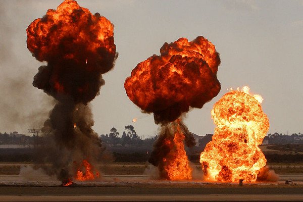 汽油爆炸，在航展上模拟炸弹投放。
