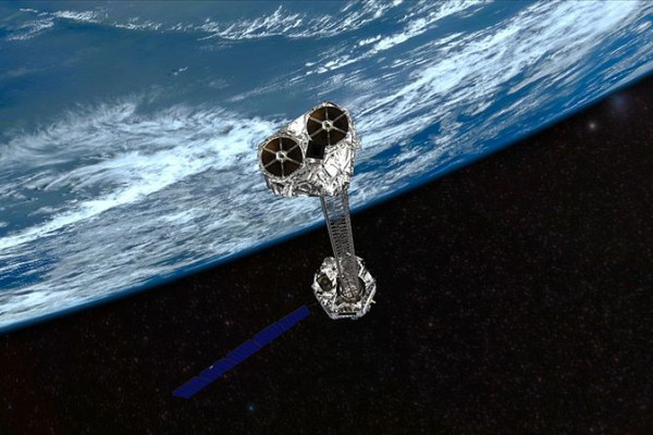 轨道上的核星的艺术家概念图。NuSTAR有一个10米(30')的桅杆，在发射后部署，将光学模块(右)与焦平面(左)的探测器分开。控制核星指示的航天器和太阳能电池板……