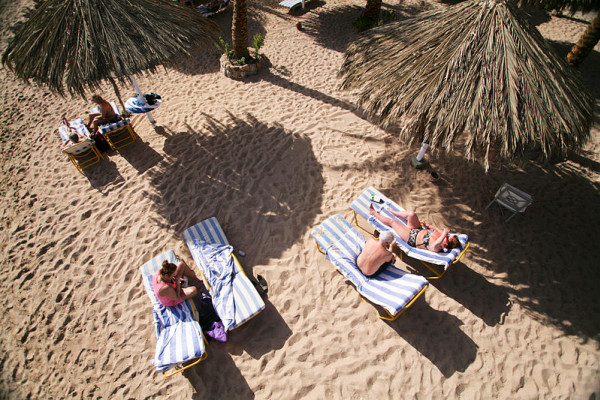 在埃及沙姆沙伊赫的纳玛湾晒日光浴。