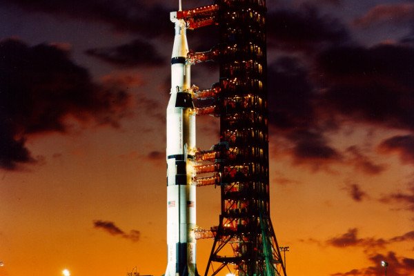 1967年11月9日清晨，肯尼迪航天中心39号发射场A发射台，阿波罗4号土星5号(飞船017/土星501)在当天晚些时候发射前的景象。这是土星5号的首次发射。