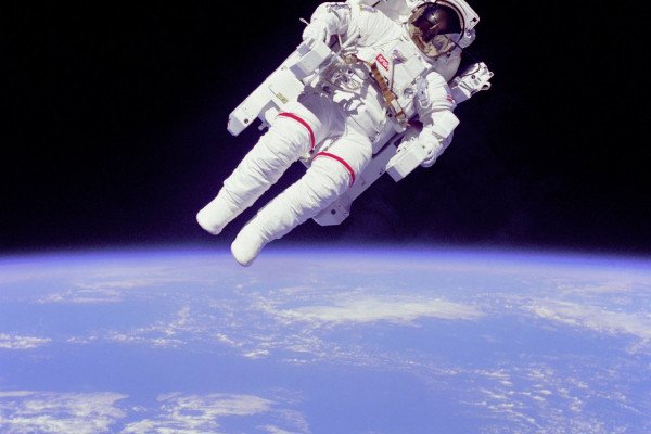 宇航员布鲁斯·麦坎德利斯二世，任务专家，参与舱外活动(EVA)，几米远的挑战者号航天飞机的机舱。他正在使用一种氮气推进的手控载人操纵装置(MMU)。他是……