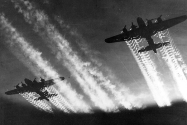 两架B-17“飞行堡垒”的烟雾尾迹照亮了东欧的夜空