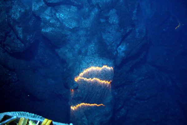 炽热的岩浆带，大约2200华氏度，暴露在一个枕头熔岩管从海底火山的斜坡上挤出。图像显示了一个大约3英尺宽的区域，横跨100码，延伸到…