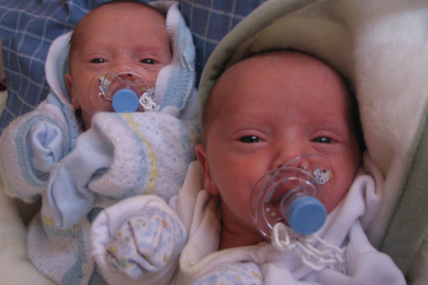 婴儿同卵双胞胎-他们可能有相同的基因，但哪些是活跃的?