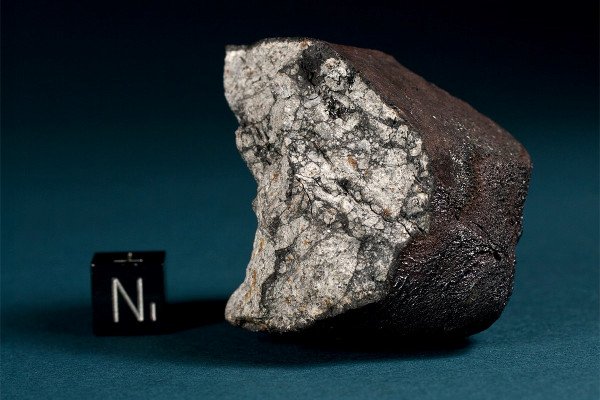 车里雅宾斯克(Cherbakul)陨石112.2 g碎片。这个标本于2013年2月18日在Deputatsky村和emanzhelinsky村之间的一块田野上被发现。破碎块体呈现较厚的原生融合壳，有流线和细纹。