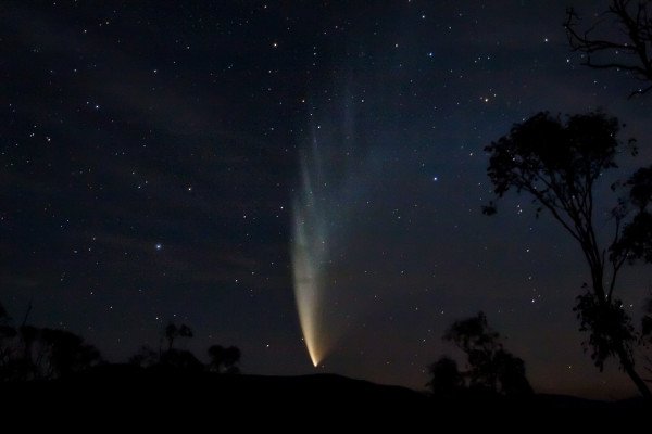 P1麦克诺特彗星，于晚上10点10分左右在澳大利亚维多利亚州斯威夫特溪拍摄。
